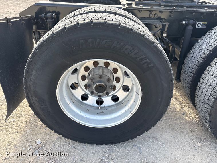 image for item EU0452 2020 Kenworth T680 semi truck