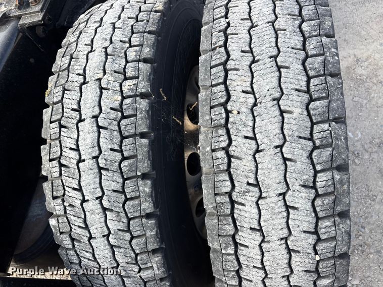 image for item EU0452 2020 Kenworth T680 semi truck