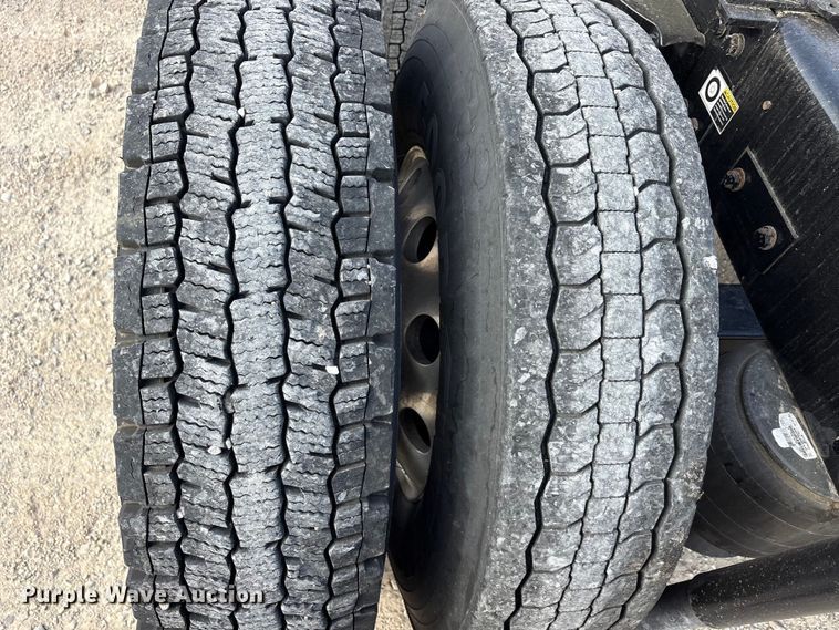 image for item EU0452 2020 Kenworth T680 semi truck