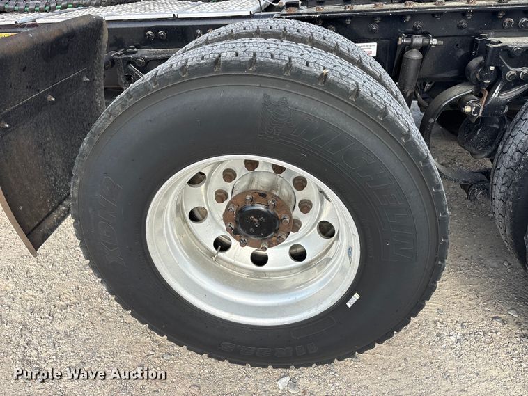 image for item EU0452 2020 Kenworth T680 semi truck