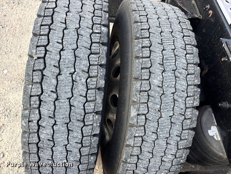 image for item EU0452 2020 Kenworth T680 semi truck