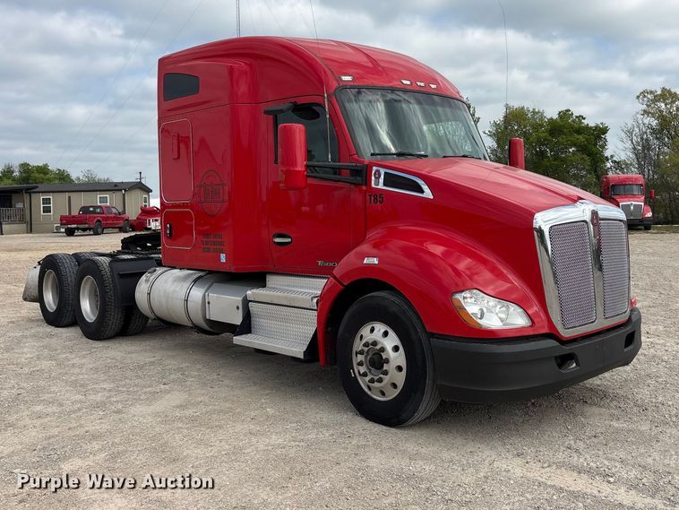 image for item EU0453 2020 Kenworth T680 semi truck