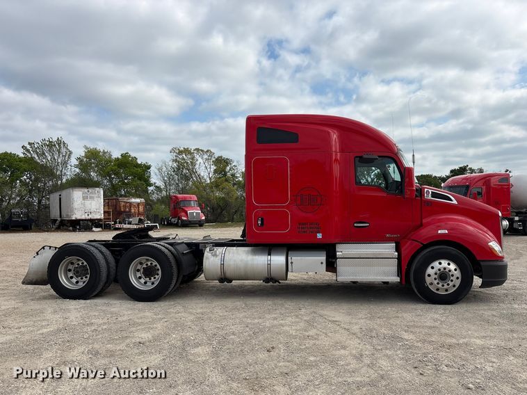 image for item EU0453 2020 Kenworth T680 semi truck