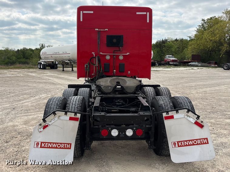 image for item EU0453 2020 Kenworth T680 semi truck
