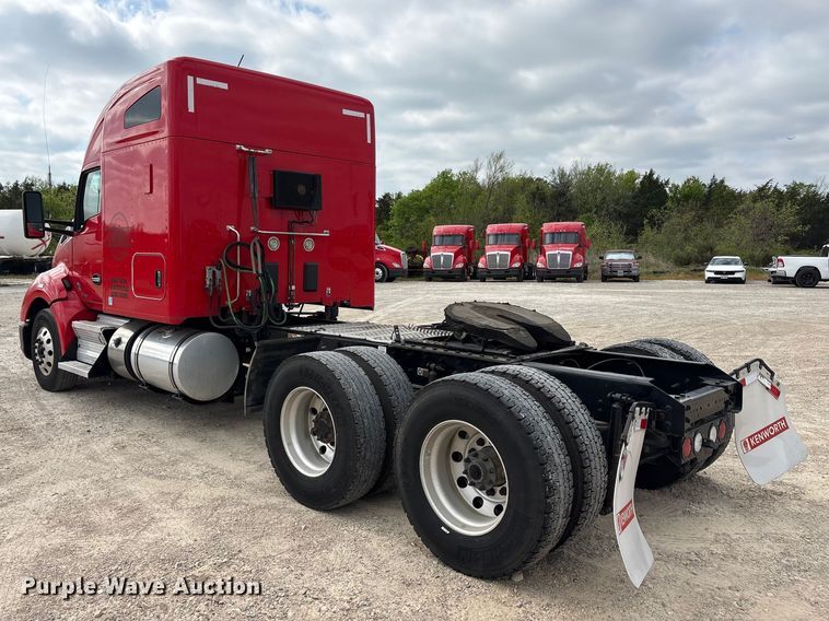 image for item EU0453 2020 Kenworth T680 semi truck