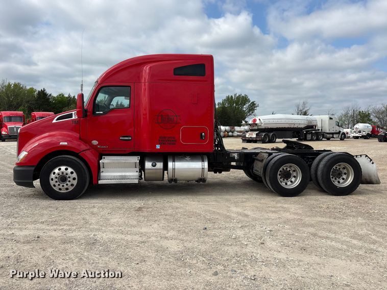 image for item EU0453 2020 Kenworth T680 semi truck