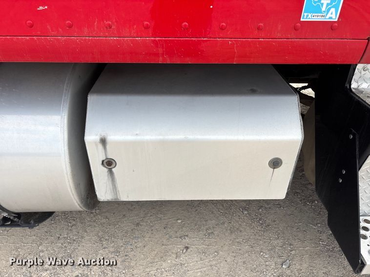 image for item EU0453 2020 Kenworth T680 semi truck