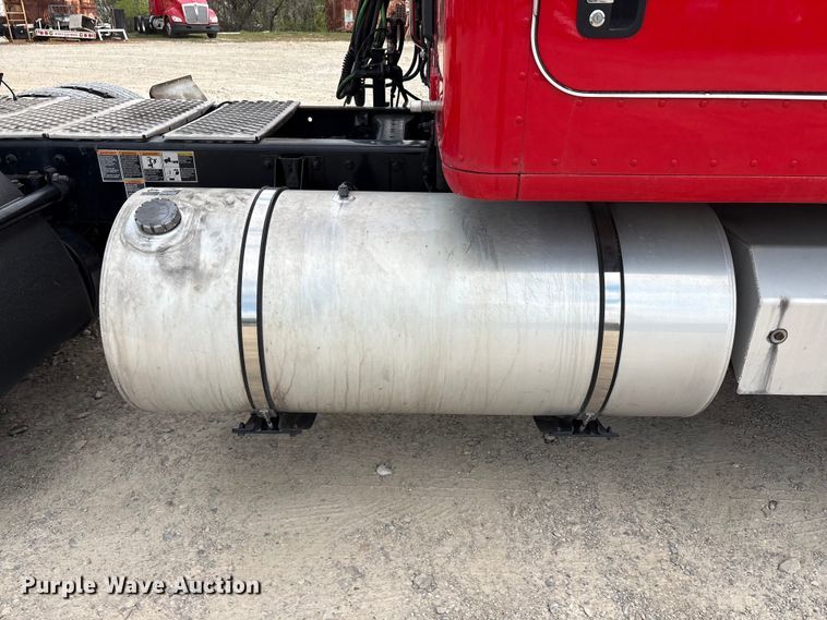 image for item EU0453 2020 Kenworth T680 semi truck