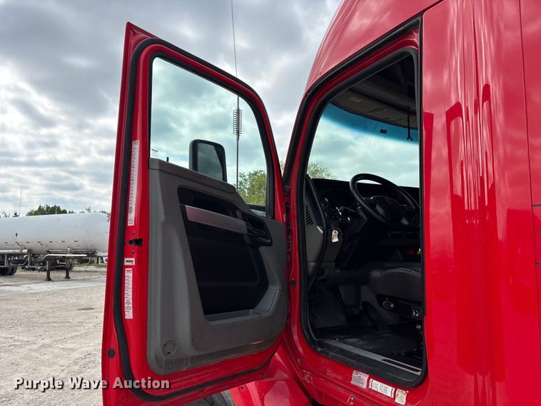 image for item EU0453 2020 Kenworth T680 semi truck