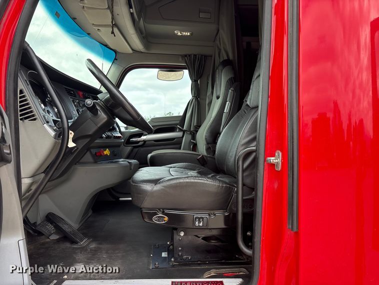 image for item EU0453 2020 Kenworth T680 semi truck