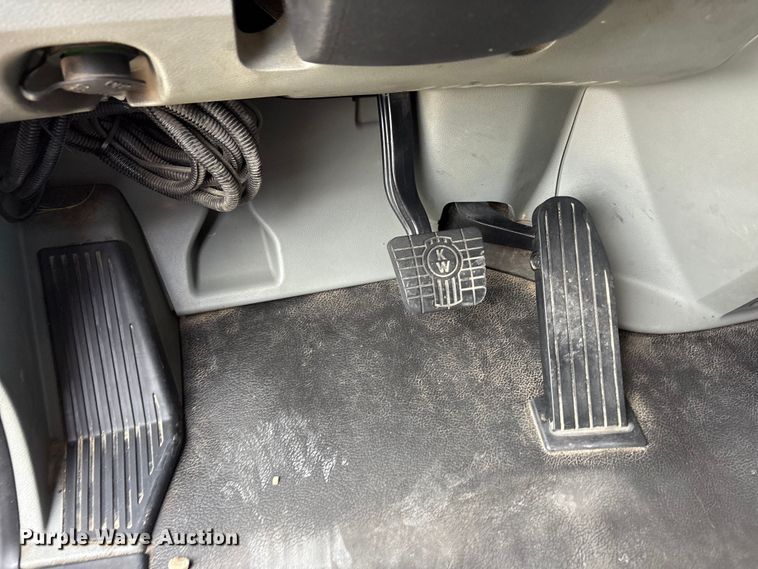 image for item EU0453 2020 Kenworth T680 semi truck