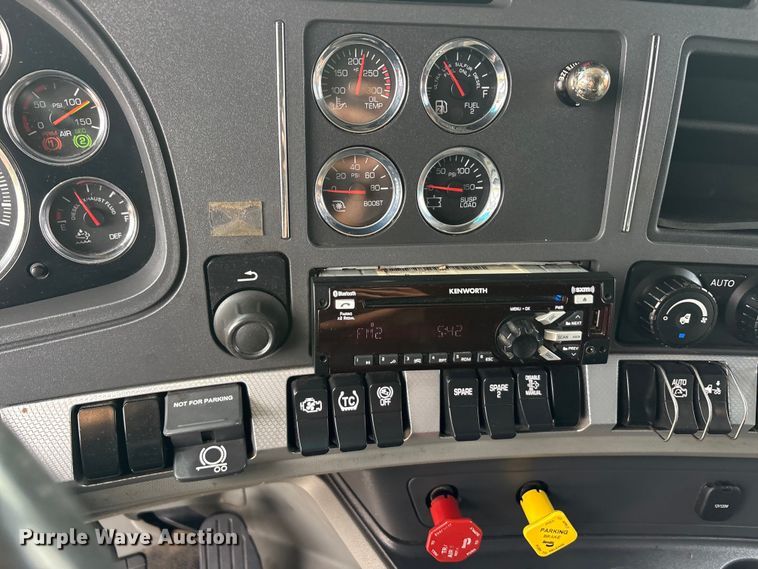 image for item EU0453 2020 Kenworth T680 semi truck