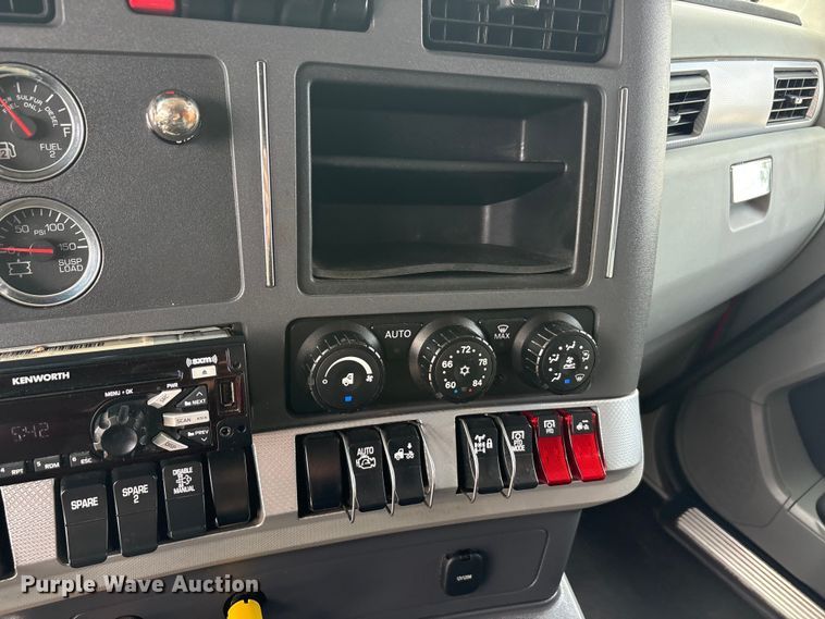 image for item EU0453 2020 Kenworth T680 semi truck