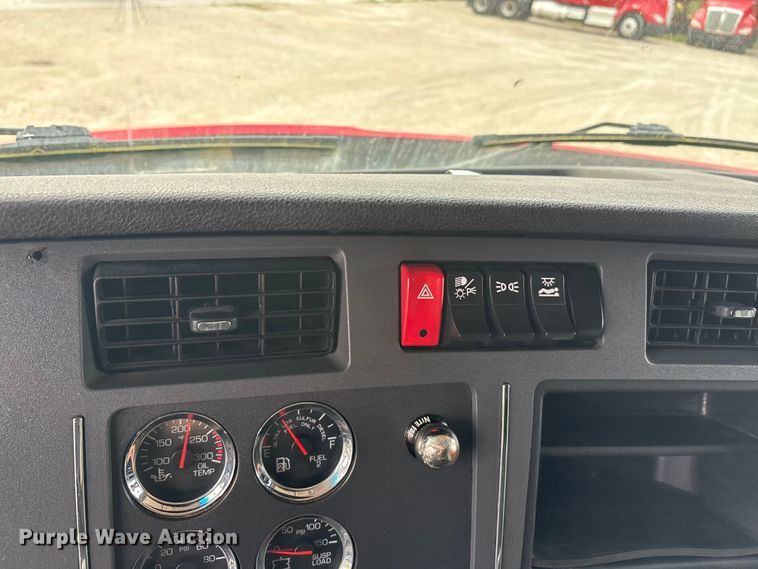 image for item EU0453 2020 Kenworth T680 semi truck