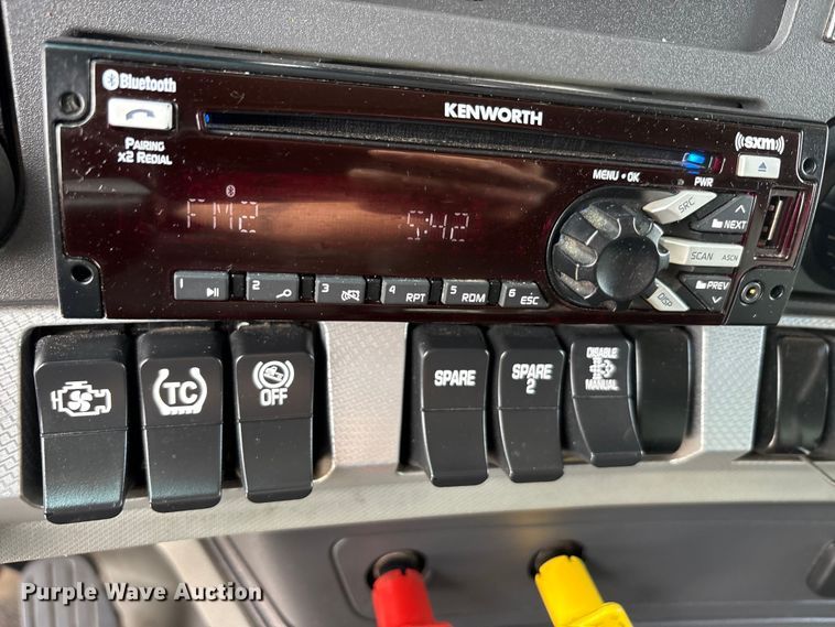 image for item EU0453 2020 Kenworth T680 semi truck