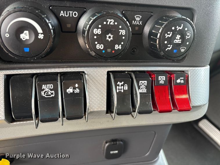 image for item EU0453 2020 Kenworth T680 semi truck