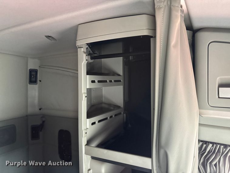 image for item EU0453 2020 Kenworth T680 semi truck