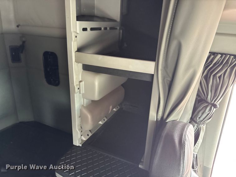 image for item EU0453 2020 Kenworth T680 semi truck