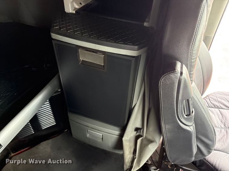 image for item EU0453 2020 Kenworth T680 semi truck