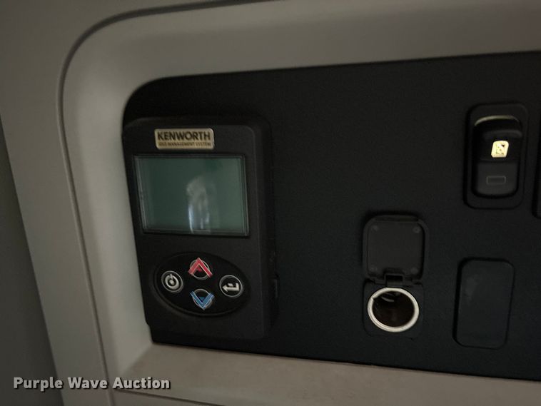 image for item EU0453 2020 Kenworth T680 semi truck