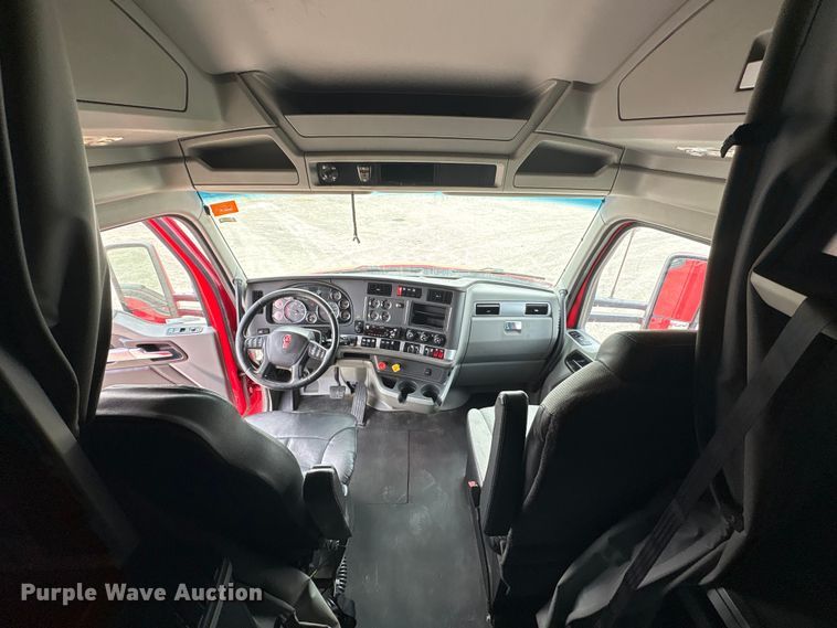 image for item EU0453 2020 Kenworth T680 semi truck