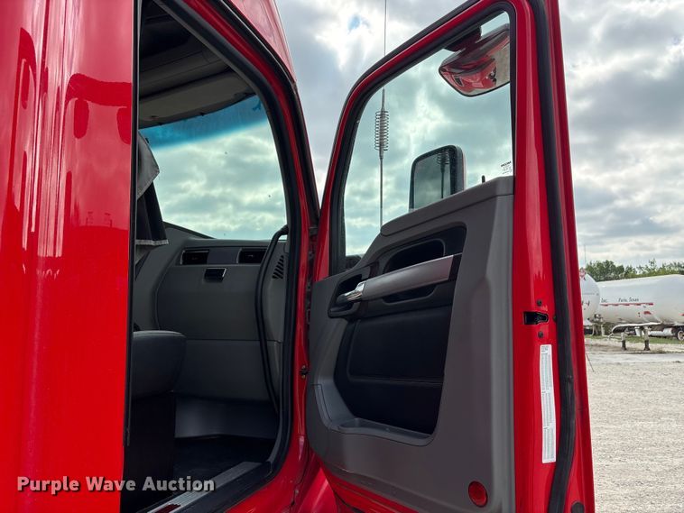 image for item EU0453 2020 Kenworth T680 semi truck