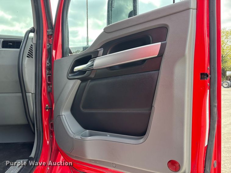 image for item EU0453 2020 Kenworth T680 semi truck