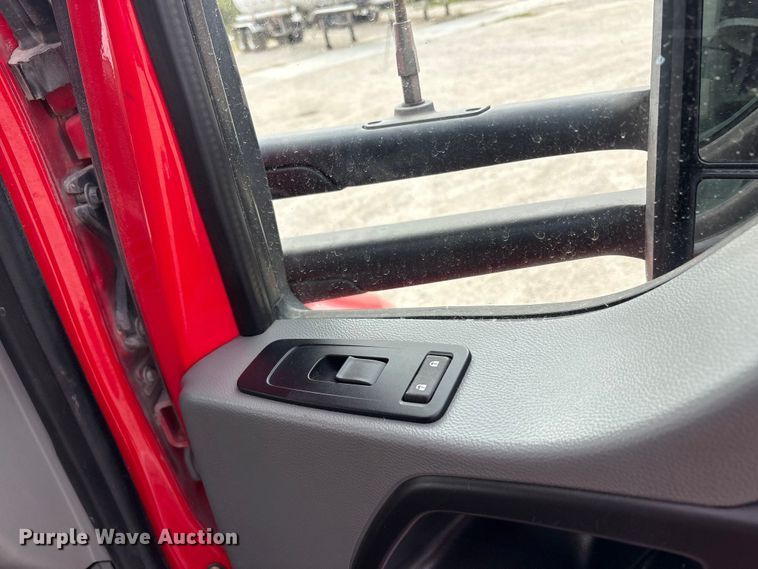 image for item EU0453 2020 Kenworth T680 semi truck