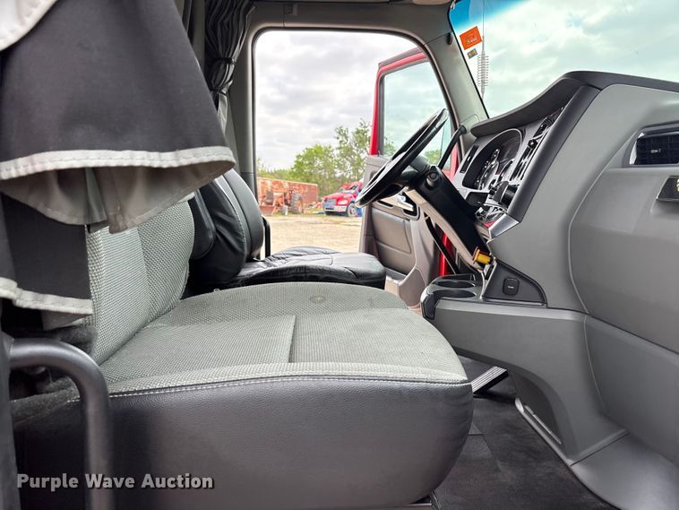 image for item EU0453 2020 Kenworth T680 semi truck