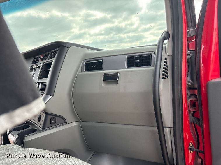 image for item EU0453 2020 Kenworth T680 semi truck