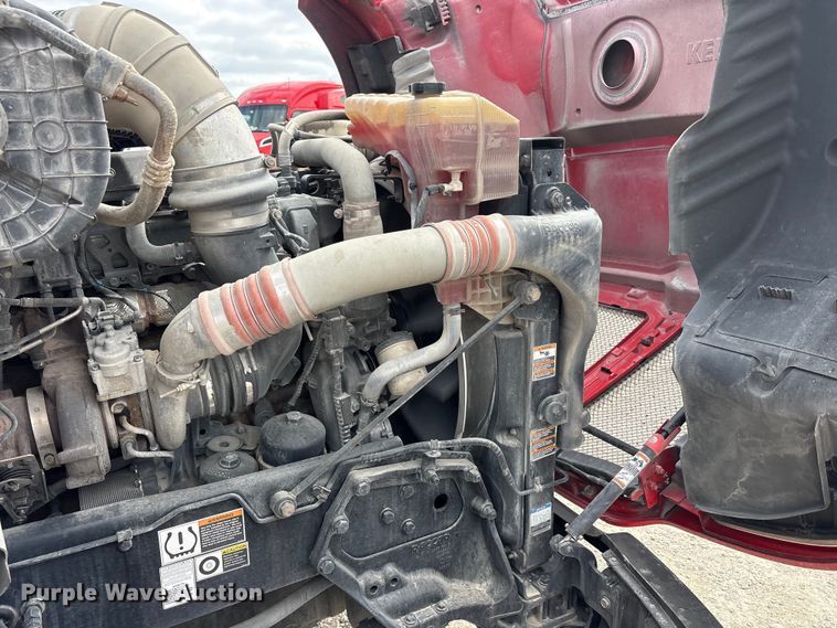 image for item EU0453 2020 Kenworth T680 semi truck