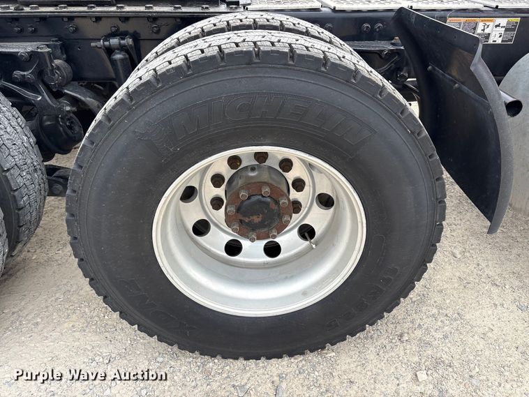 image for item EU0453 2020 Kenworth T680 semi truck