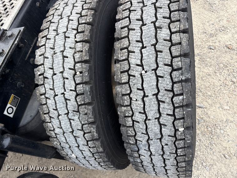 image for item EU0453 2020 Kenworth T680 semi truck