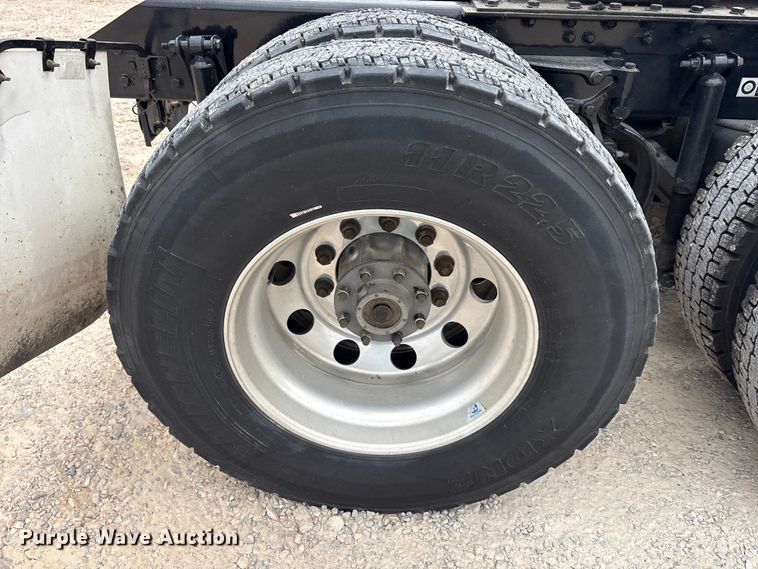 image for item EU0453 2020 Kenworth T680 semi truck