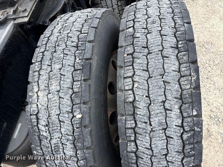 image for item EU0453 2020 Kenworth T680 semi truck