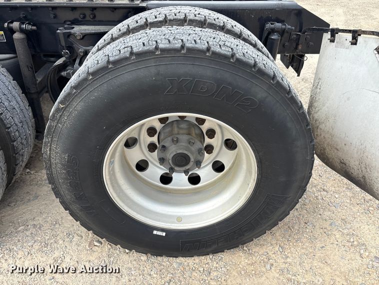 image for item EU0453 2020 Kenworth T680 semi truck