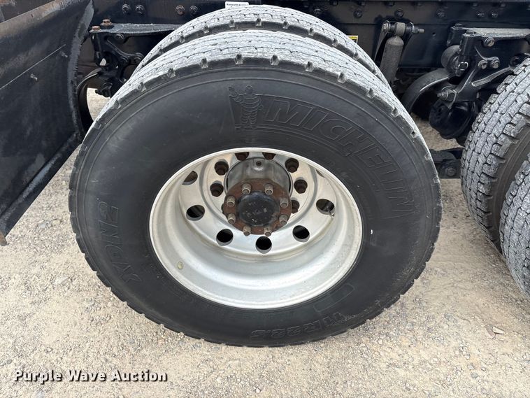 image for item EU0453 2020 Kenworth T680 semi truck