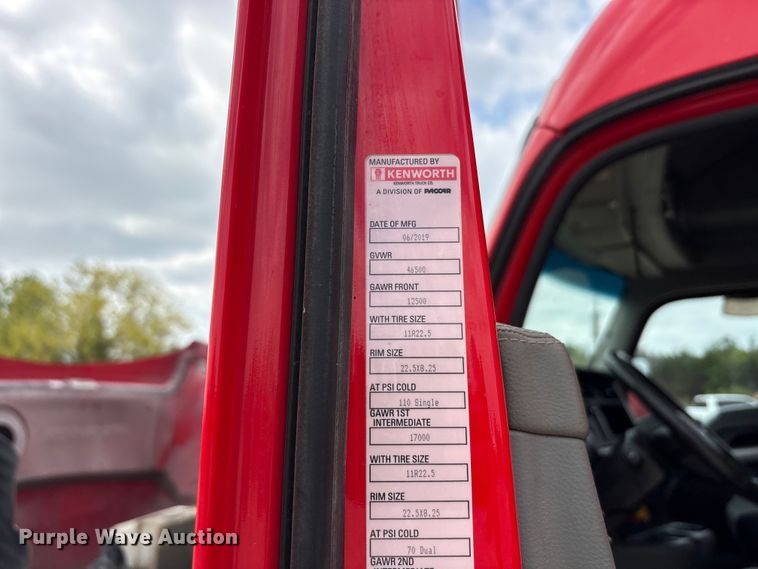 image for item EU0453 2020 Kenworth T680 semi truck