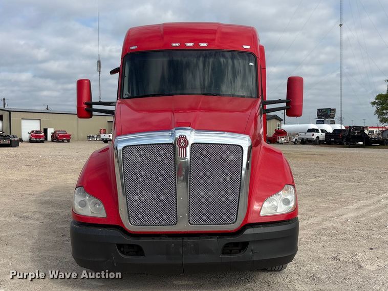 image for item EU0454 2020 Kenworth T680 semi truck