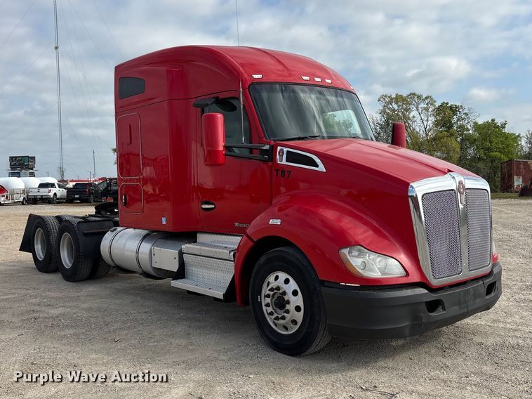 image for item EU0454 2020 Kenworth T680 semi truck
