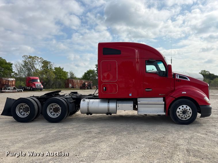 image for item EU0454 2020 Kenworth T680 semi truck