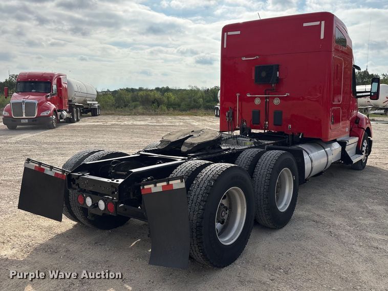 image for item EU0454 2020 Kenworth T680 semi truck