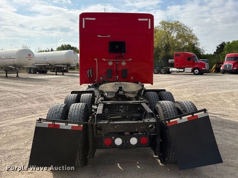 image for item EU0454 2020 Kenworth T680 semi truck