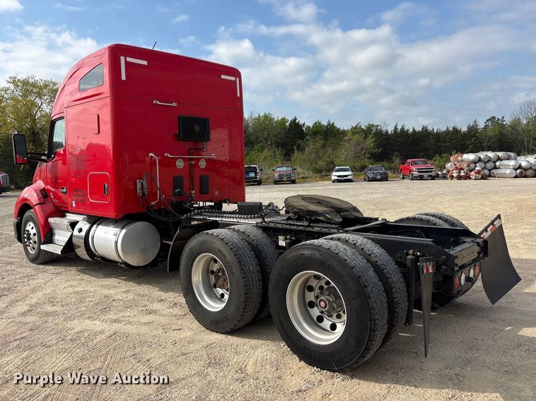 image for item EU0454 2020 Kenworth T680 semi truck