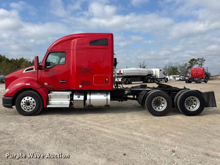image for item EU0454 2020 Kenworth T680 semi truck