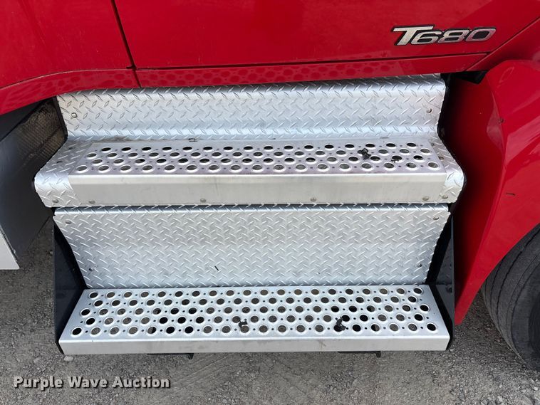 image for item EU0454 2020 Kenworth T680 semi truck