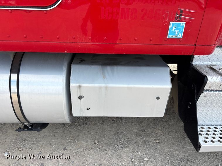 image for item EU0454 2020 Kenworth T680 semi truck