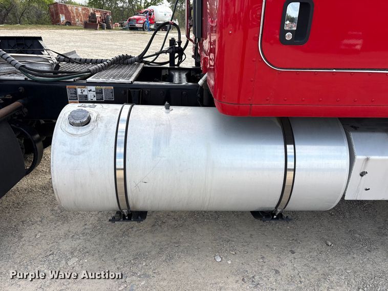 image for item EU0454 2020 Kenworth T680 semi truck