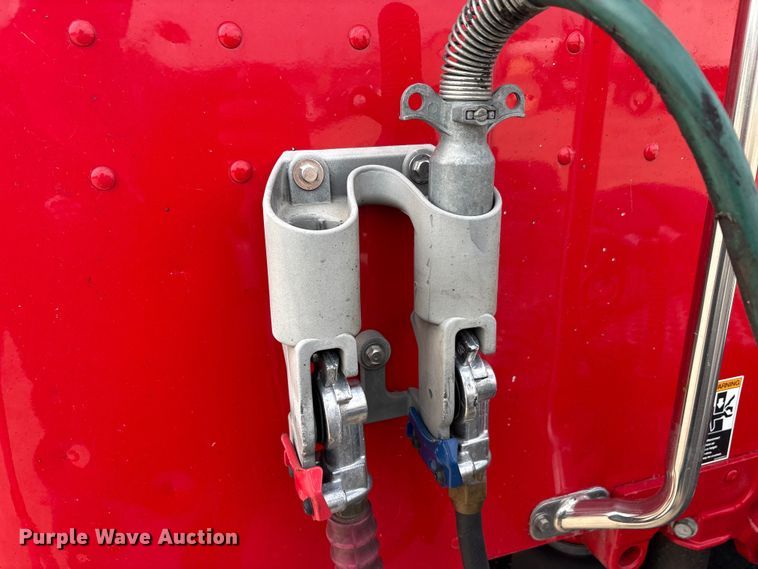 image for item EU0454 2020 Kenworth T680 semi truck