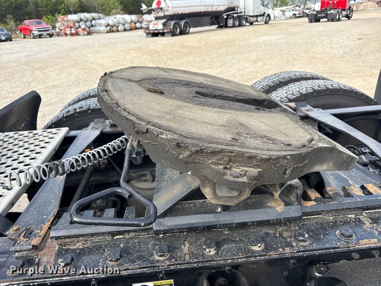 image for item EU0454 2020 Kenworth T680 semi truck